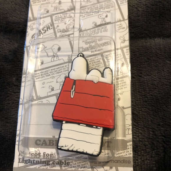 Snoopy on Doghouse Cable Bite NWT